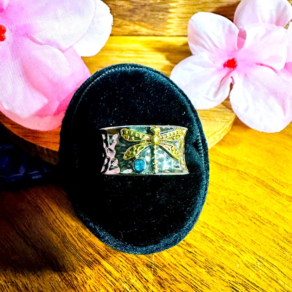Dragonfly hammered band ring